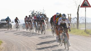 Fransa'dan Julian Alaphilippe ve Deceuninck Ekibi - Eroica - 15. Strade Bianche sırasında Hızlı Adım