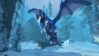 World of Warcraft Dragonflight beta: Karın üzerinde süzülen mavi bir ejderha.