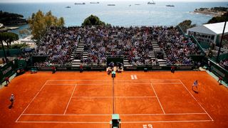 Monte-Carlo Country Club'daki tenis kortunun genel görünümü