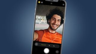 Selfie çeken bir adamı gösteren bir iPhone ekranı