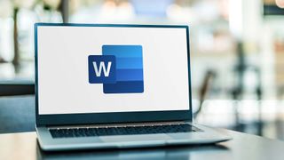 Microsoft Word'de bir sayfa nasıl silinir — Microsoft Word'ü görüntüleyen dizüstü bilgisayar