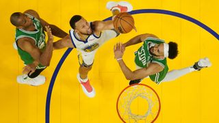 Golden State Warriors'ın 30 numaralı Stephen Curry, 2022 NBA Finalleri'nde Boston Celtics'e karşı ilk yarıda şut çekiyor.