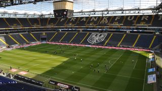 Eintracht Frankfurt'un evi olan Waldstadion'un içinin genel görünümü