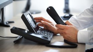 ofis voip telefonu kullanan adam