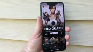 Netflix uygulaması açıkken telefonu gösteren resim