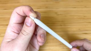 Ucu kısmen açılmış bir Apple Pencil