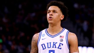 Duke Blue Devils takımından 5 numaralı Paolo Banchero serbest atış çizgisinde yoğunlaşıyor