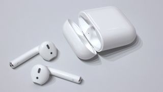 şarj kutusuyla birlikte bir çift airpod