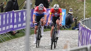 Danimarka'dan Kasper Asgreen ve Team Deceuninck - Quick-Step ve Hollandalı Mathieu Van Der Poel Flanders Turunda