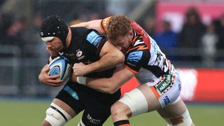 Saracens takımından Tim Swinson, Gallagher Premiership Rugby sırasında Ollie Chessum tarafından tutuluyor