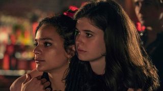 Sasha Lane ve Alison Oliver, Arkadaşlarla Sohbet'te Bobbi ve Frances rolünde