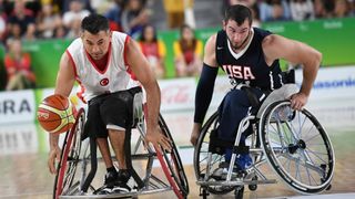 Engelli Olimpiyatlarında tekerlekli sandalye basketbolu oynayan iki adam