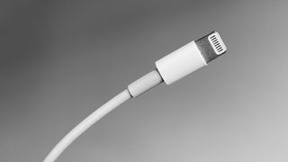 Gri arka planda bir Apple Lightning Kablosu