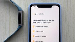 fitbit premium ve fitbit şarj 5'in bir fotoğrafı