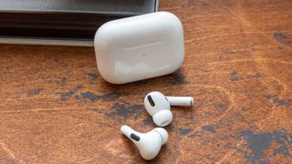 AirPods Pro, AirPods'un bir PC'ye nasıl bağlanacağını gösteren bir masanın üzerine yerleştirildi