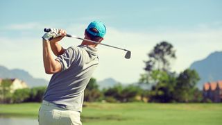 golf oynayan bir adamın fotoğrafı