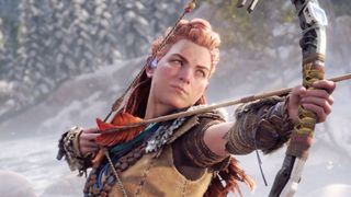 Horizon Forbidden West uzunluğu: Horizon Forbidden West'ten Aloy elinde bir yay tutuyor