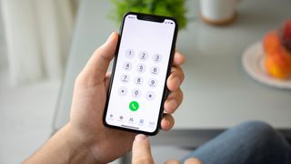 Telefon uygulaması açıkken iPhone'da el tutma