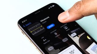 iPhone'da düzeyin nasıl etkinleştirileceğine ilişkin bir makaleyi temsil eden, App Store'da Measure uygulama sayfasının açık olduğu bir iPhone