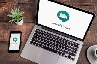 Google Meet uygulama logosunu gösteren bilgisayar ve akıllı telefon