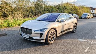 Jaguar I-Pace sokağa park etti