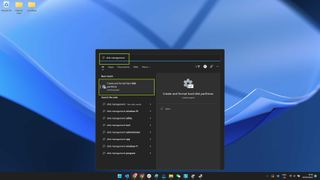 Disk yönetiminin vurgulandığı Windows 11 Başlat menüsü