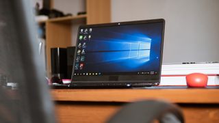 Masanın üzerinde bir Windows 11 dizüstü bilgisayar