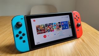 Ahşap bir masa üstünde Nintendo Switch