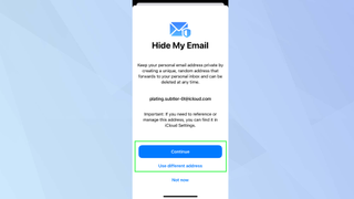 Devam et ve Farklı bir adres kullan vurgulanmış olarak iOS E-postamı Gizle uygulaması