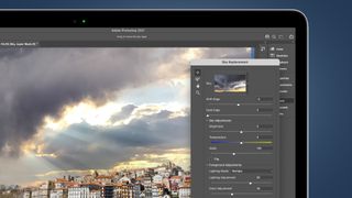 Bir dizüstü bilgisayar ekranında Photoshop Sky Değiştirme aracının iletişim kutusu