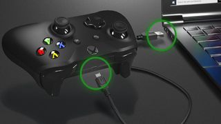 Kabloyla bağlanan Xbox Kablosuz Oyun Kumandası