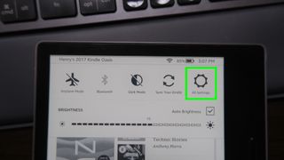 Kindle'ınızın internet erişimini kaybedip kaybetmeyeceğini nasıl kontrol edebilirsiniz: tüm ayarlara dokunun