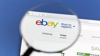 Logoyu vurgulayan büyüteçle eBay ana sayfasını gösteren resim