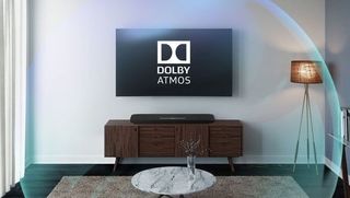 Dolby Atmos'un çalışıp çalışmadığının nasıl test edileceğine ilişkin bir makaleyi temsil eden, ses çubuğu ve ses düzeni küresi ile ekranda Dolby Atmos logosu