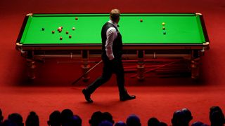 Snooker oyuncusu, Sheffield'deki Crucible'da Snooker Dünya Şampiyonasında masayı yuvarlar