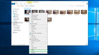 Windows 10'da birden çok dosyayı toplu olarak yeniden adlandırma: Dosyaları tek tek yeniden adlandırın 2. adım: Klasördeki ilk dosyaya sağ tıklayın, ardından Yeniden Adlandır'a tıklayın