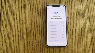 veri ve uygulamaları iPhone 13'ünüze aktarmak için wi-fi ağınızı kurun