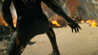 Black Panther: Wakanda Forever'da sırtı kameraya dönük yeni Black Panther'in ekran görüntüsü