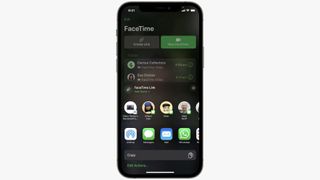 FaceTime arama seçeneklerini gösteren bir iPhone