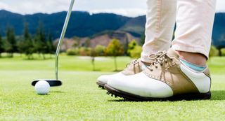 atıcı ve golf topu ile golf ayakkabıları