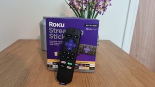 Kutunun önündeki bir masada görüntülenen Roku Magic Remote