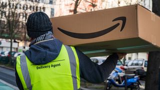 Almanya, Berlin'de bir Amazon kargo kutusu taşıyan bir Amazon teslimat acentesi, Ocak 2020.