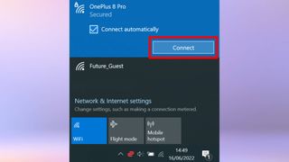 Windows dizüstü bilgisayardaki Wi-Fi ayarlarının ekran görüntüsü.  "Bağlan" simgesi vurgulanır.