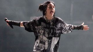 Billie Eilish, Glastonbury 2022'de Piramit Sahnesinde performans sergiliyor