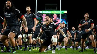 Maori All Blacks takımından Leni Apisai ve TJ Perenara, Maori All Blacks ile İrlanda arasındaki maçta haka yapıyor.