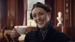 Suranne Jones, Gentleman Jack 2. sezonda Anne Lister rolünde bir fincan çay eşliğinde