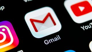 Yeni bir gmail hesabının nasıl oluşturulacağına ilişkin bir makaleyi temsil eden, Gmail uygulamasının bir resmi