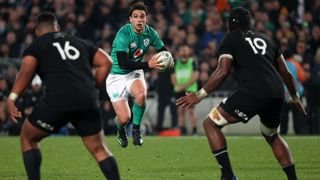 İrlandalı Joey Carbery, Yeni Zelanda All Blacks ve İrlanda arasında Eden Park'ta oynanan serideki Uluslararası Test Maçı sırasında (C) adımlarını atıyor.