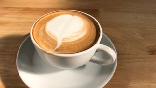 Üstünde latte sanatı olan bir kahve