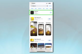 Measure uygulamasını bir düzey olarak etkinleştirme ve kullanma sürecindeki bir iPhone'un ekran görüntüleri - burada Measure uygulamasının Apple App Store'da arandığını gösteriyor